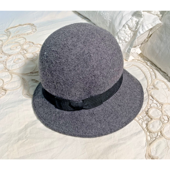 Croft and Barrow Bucket Hat Gray 100% Wool Felt Cloche Hat Black Bow Accent 20's - Picture 1 of 4